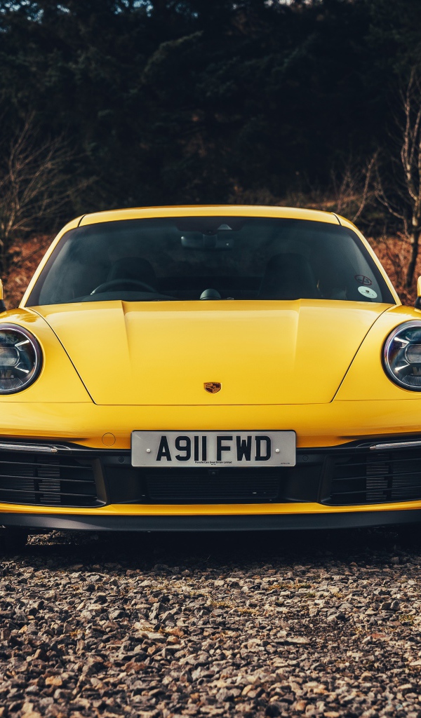 Желтый спортивный автомобиль Porsche 911 Carrera 4S 2019 года