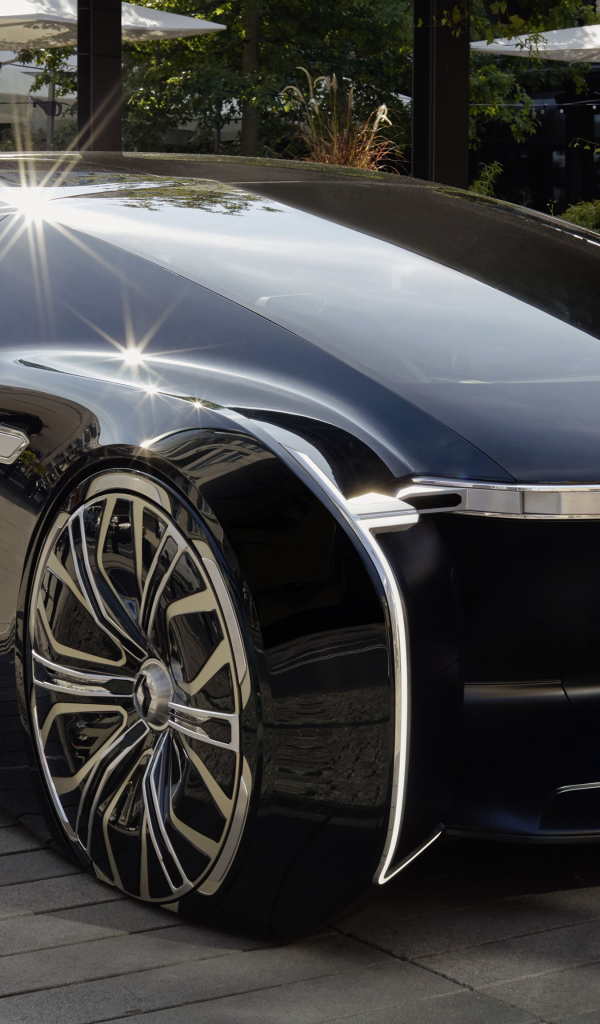 Красивый автомобиль Renault EZ-Ultimo 2018 года у кафе