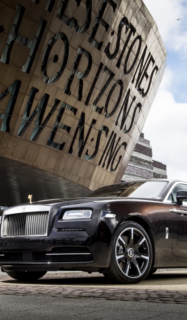 Черный автомобиль Rolls-Royce Wraith в городе