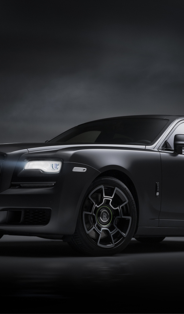 Черный стильный автомобиль Rolls-Royce Ghost  2019 года 