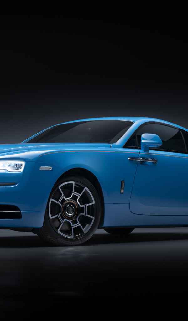Голубой автомобиль Rolls-Royce Wraith, 2019 года на сером фоне