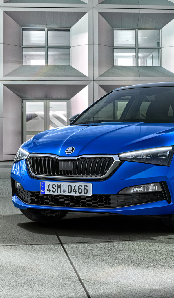 Синий автомобиль Skoda Scala 2019 года в автосалоне