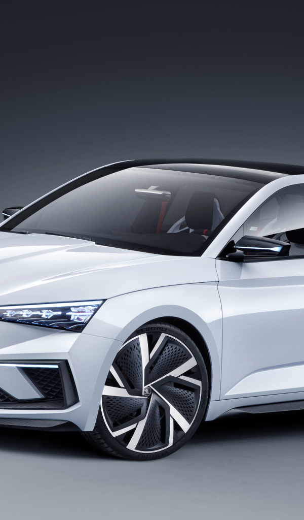 Белый автомобиль Skoda Vision RS 2018 года на сером фоне