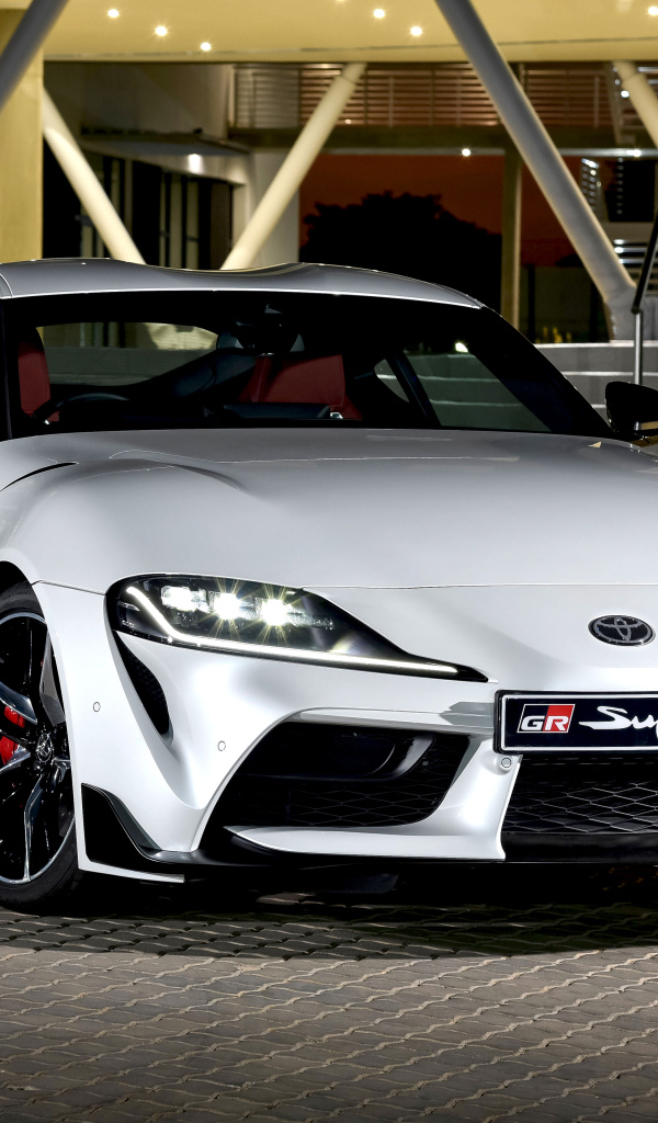 Белый автомобиль Toyota GR Supra 2019 года