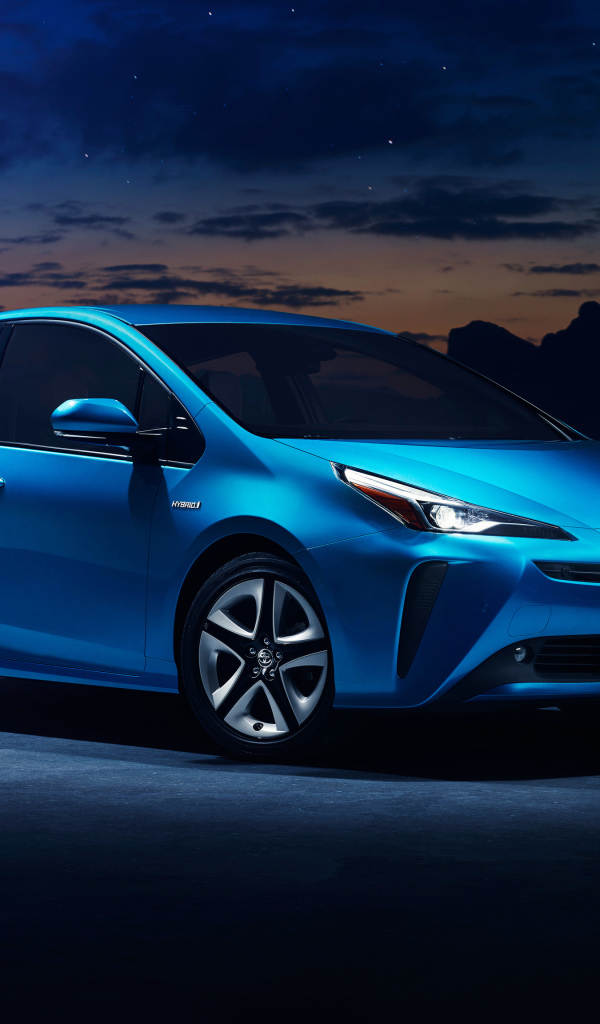 Синий автомобиль Toyota Prius 2019 года в свете луны 