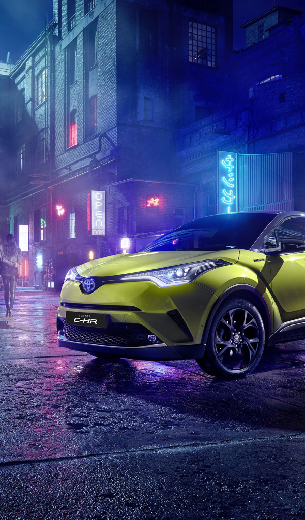 Автомобиль Toyota C-HR, 2019 года на ночной улице