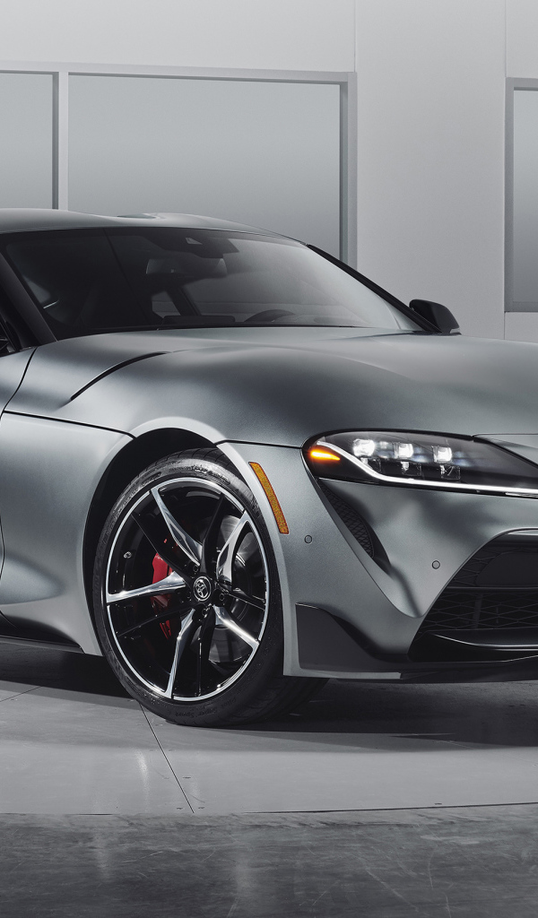 Серебристый спортивный автомобиль Toyota GR Supra, 2020 года