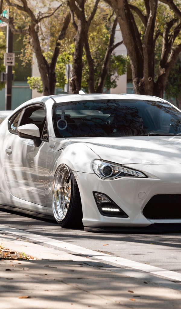 Белый спортивный автомобиль  Toyota 86, 2019 года в городе