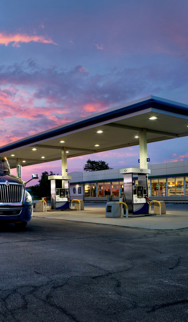 Большой синий грузовик на заправке