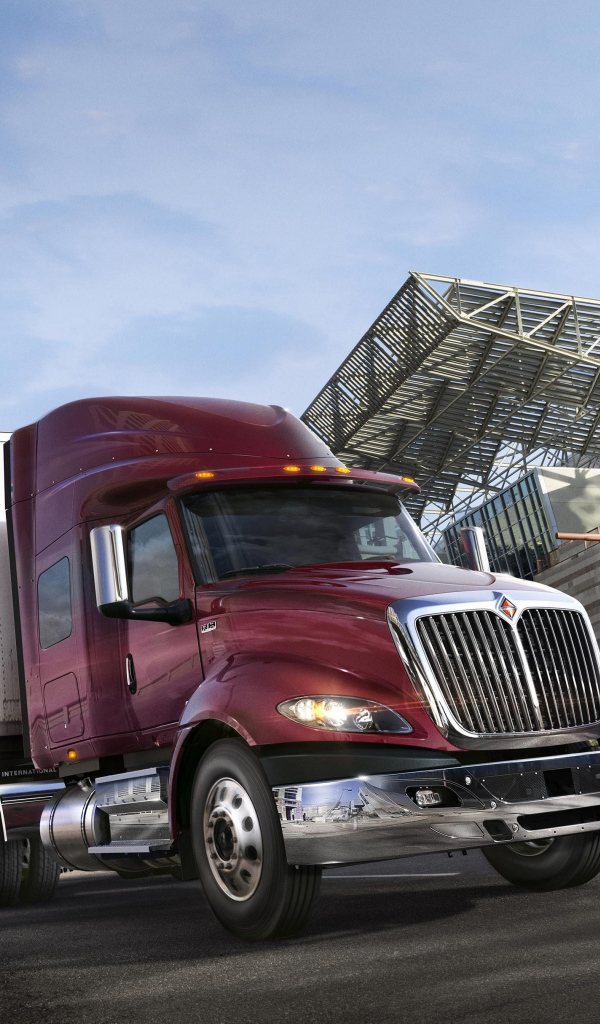 Большой грузовик в городе