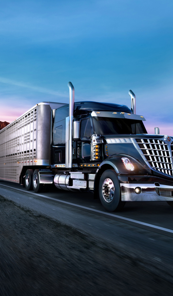 Грузовик International Lone Star на трассе на фоне гор