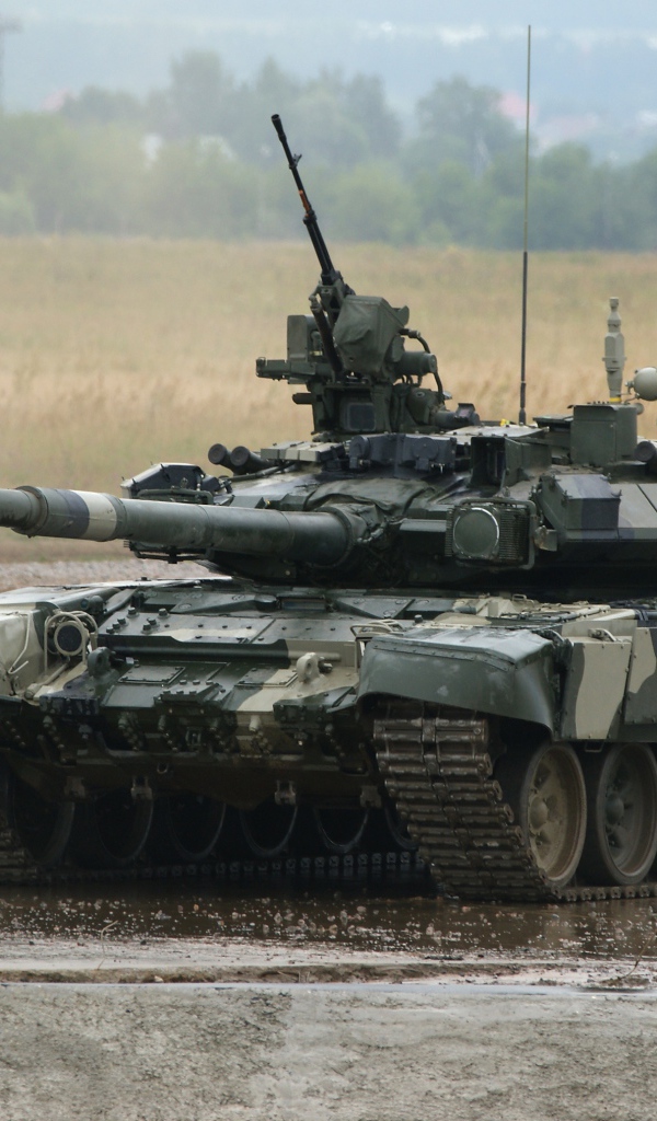 Танк T-90 в грязи