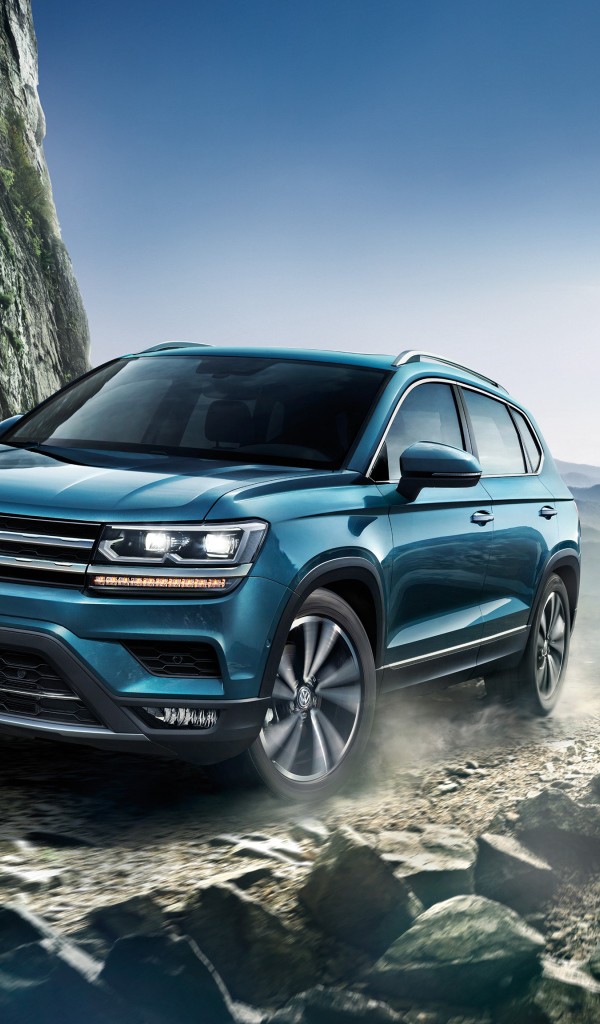 Синий внедорожник Volkswagen Tharu 2018 года в горах 
