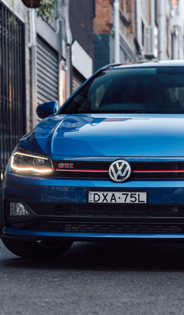 Синий автомобиль Volkswagen Polo GTI 2018 года 