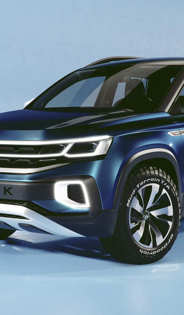 Синий внедорожник Volkswagen Tarok Concept 2019 года на голубом фоне