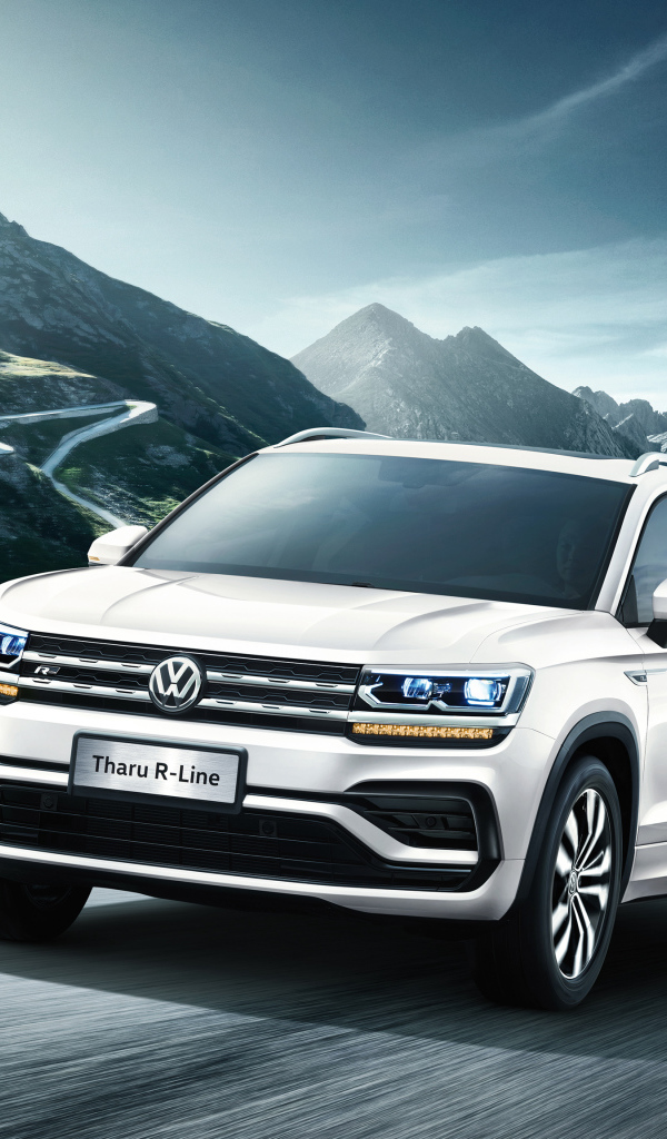 Белый внедорожник Volkswagen Tharu R-Line 2018 года на горной дороге