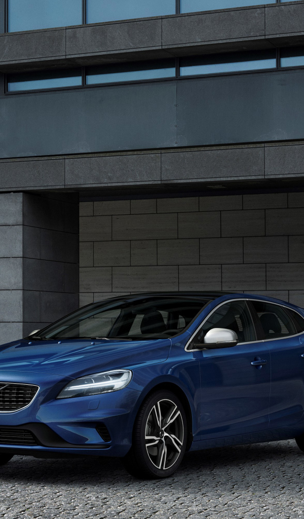 Синий автомобиль Volvo V40 у здания