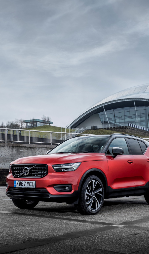 Красный внедорожник Volvo V60 на фоне пасмурного неба