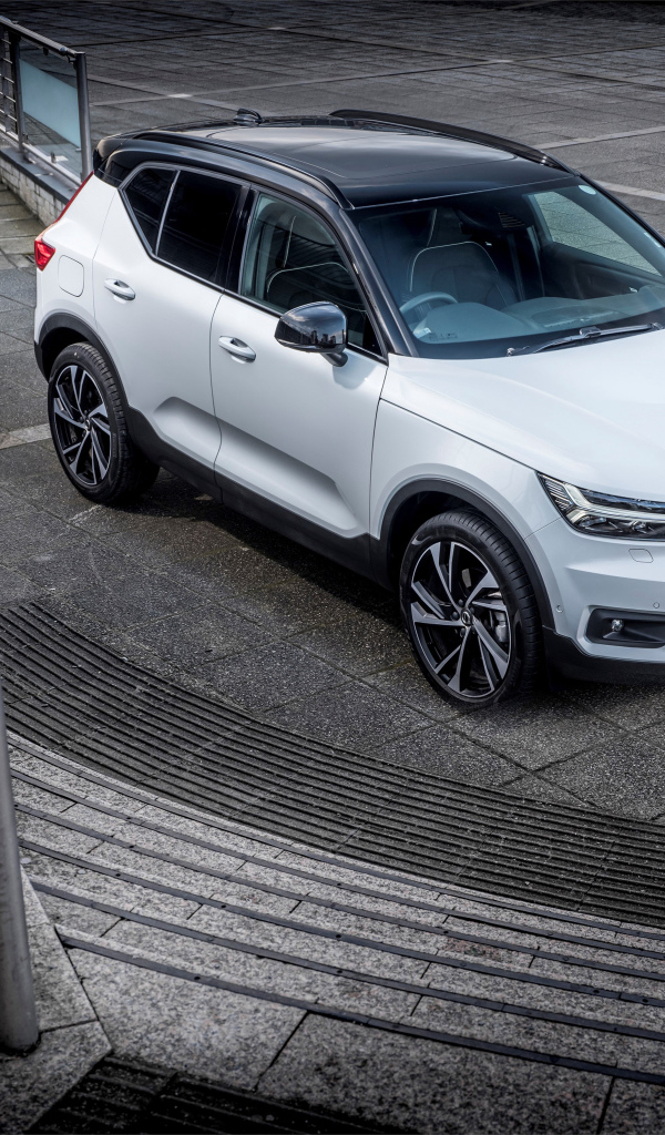 Белый автомобиль Volvo V60 у ступенек 