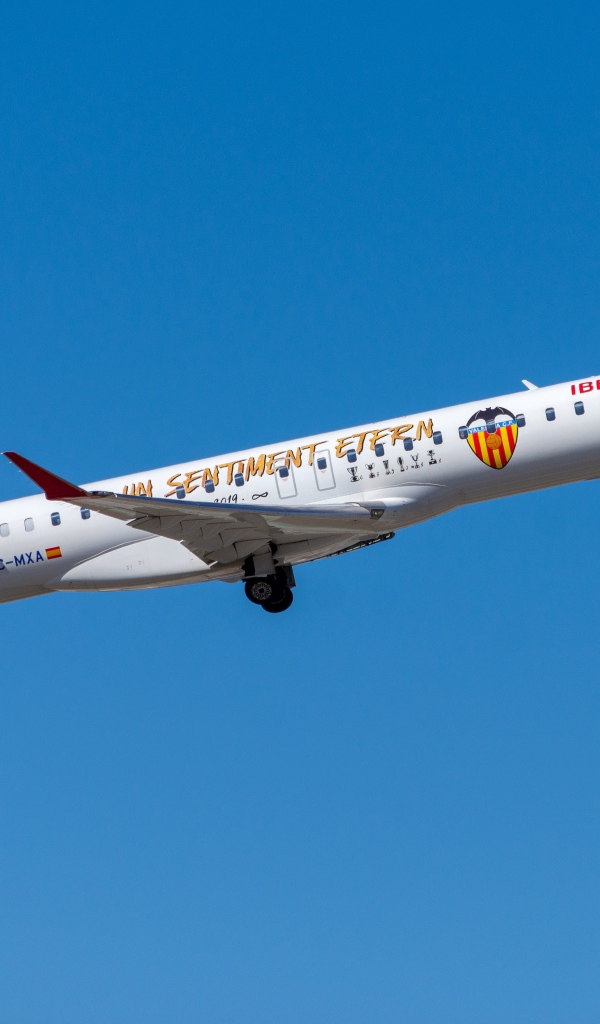 Самолет Bombardier CRJ-1000 авиакомпании Air Nostrum на фоне голубого неба