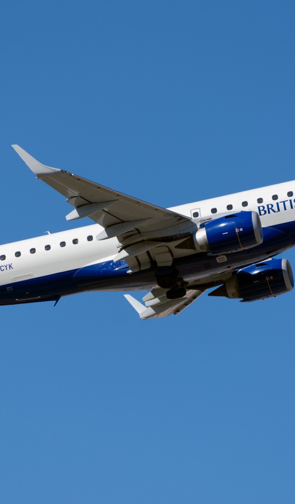 Пассажирский самолет Embraer ERJ-190 авиакомпании British Airways в небе