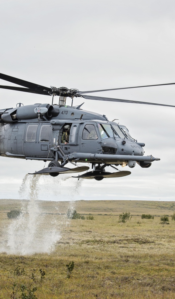 Военный вертолет Sikorsky HH-60 Pave Hawk с водой