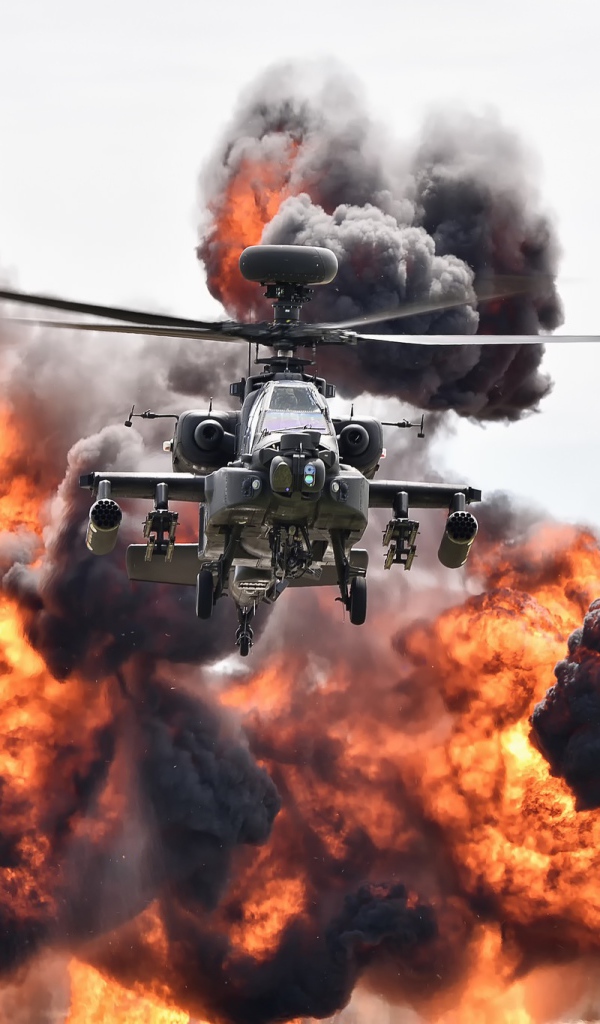 Ударный вертолет армии США Boeing AH-64 Apache в клубе огня