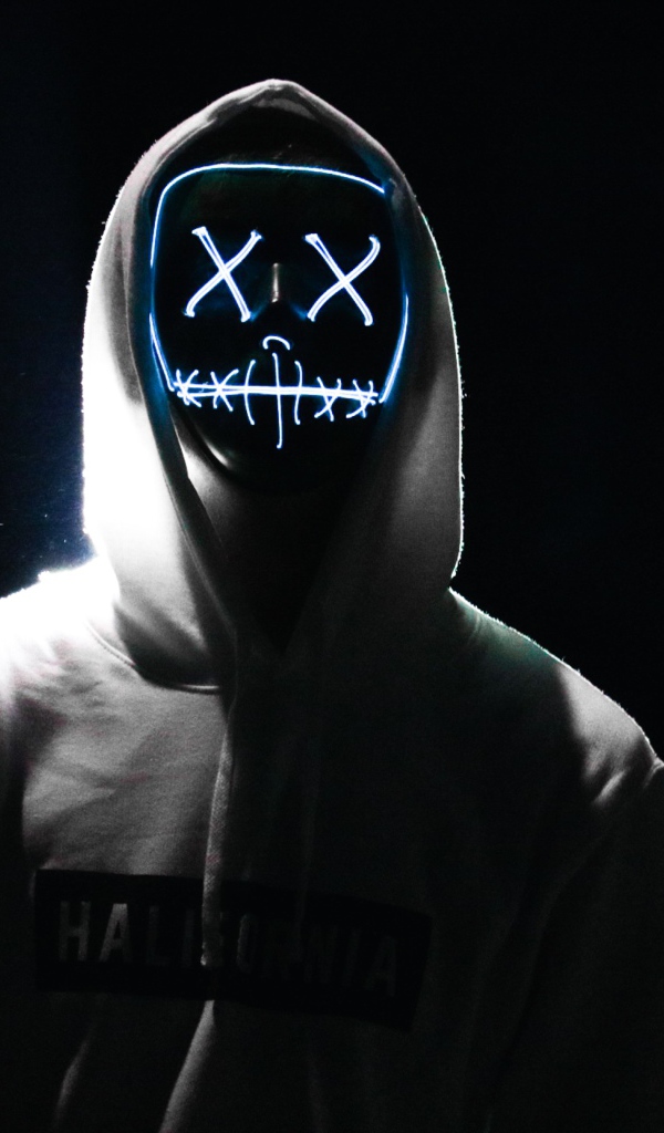 Светящаяся маска на лице у парня в худи