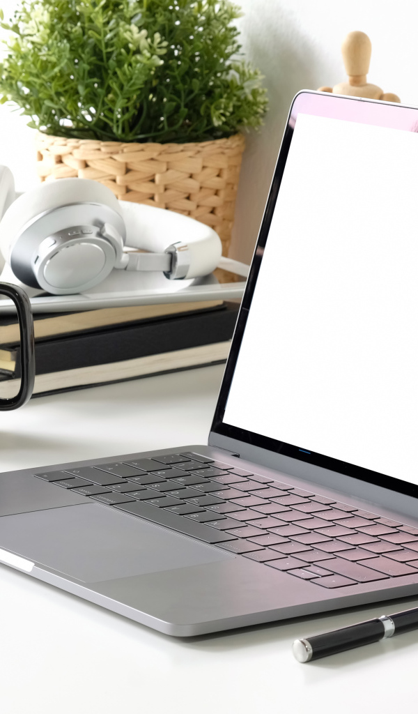 Ноутбук на рабочем столе с чашкой 