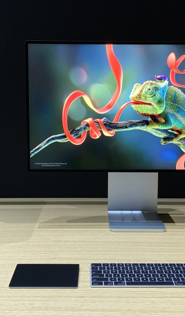 Монитор Apple Pro Display XDR, 2019 на столе