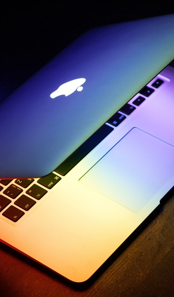 Макбук Apple на деревянном столе 