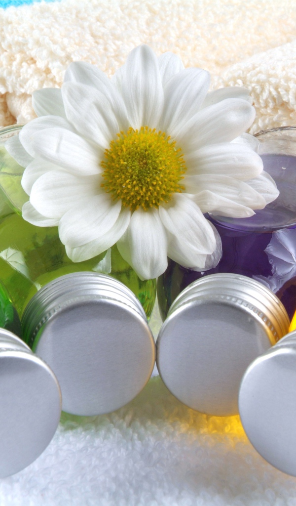 Ароматические масла с полотенцами и цветком