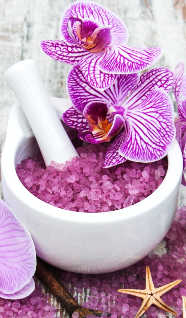 Ароматная соль, цветы орхидеи и ароматическое масло 