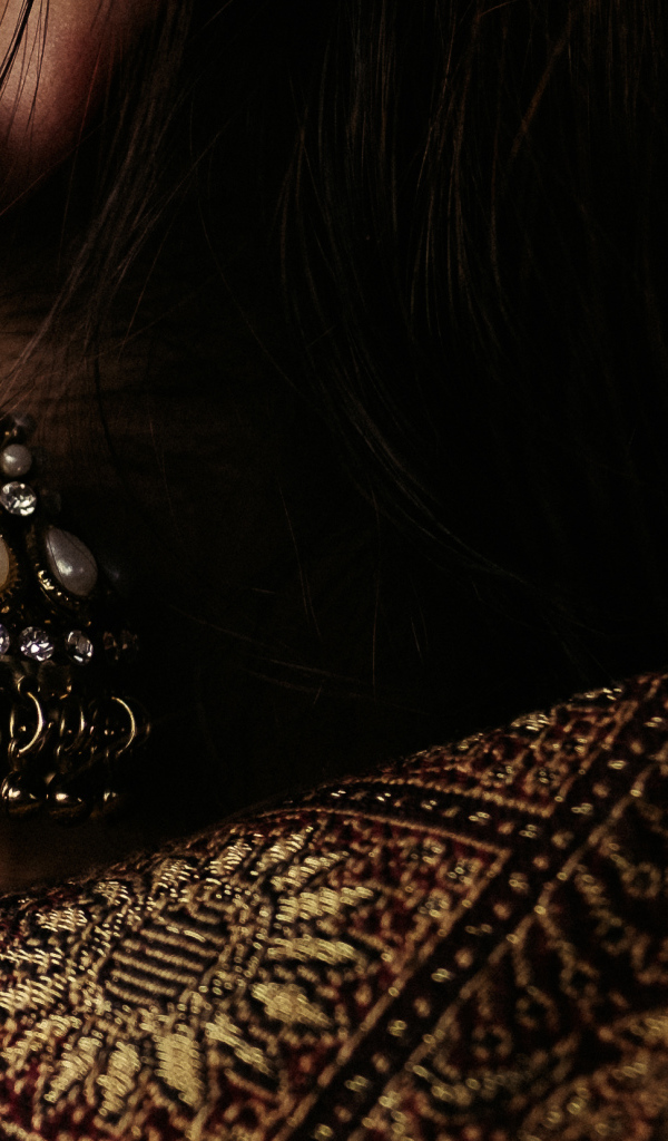 Красивая сережка с камнями в ухе