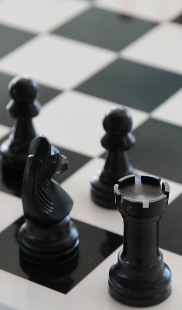 Черные шахматные фигуры на доске