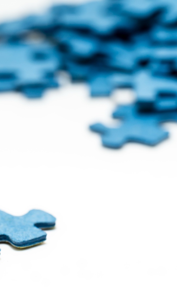 Синий пазл на белом фоне