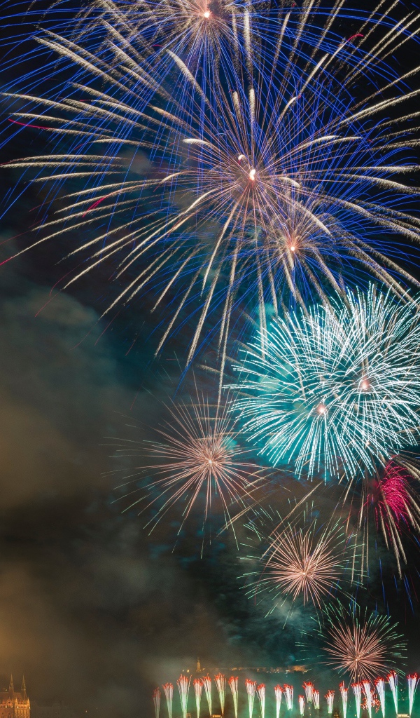 Яркий разноцветный праздничный салют в небе