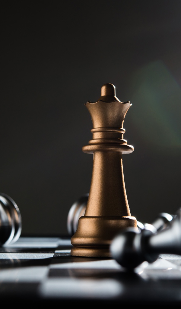 Шахматная королева на доске с пешками 