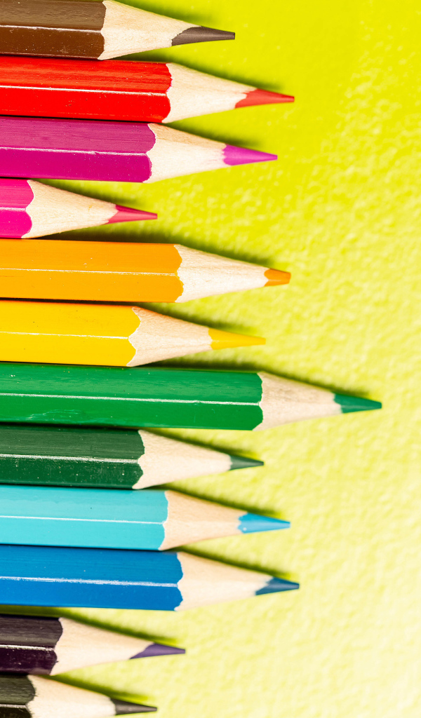 Разноцветные карандаши для рисования лежат на столе