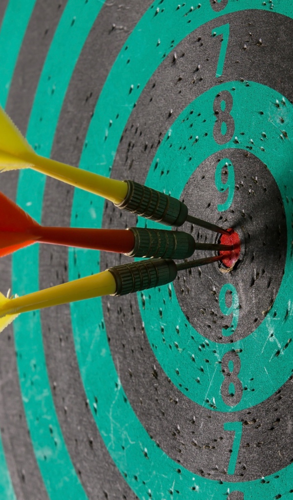 Дротики в десятке на доске для дартса 