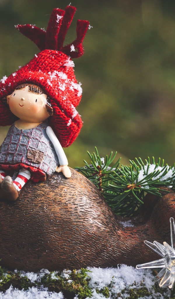 Статуэтка Маша и медведь с еловой веткой