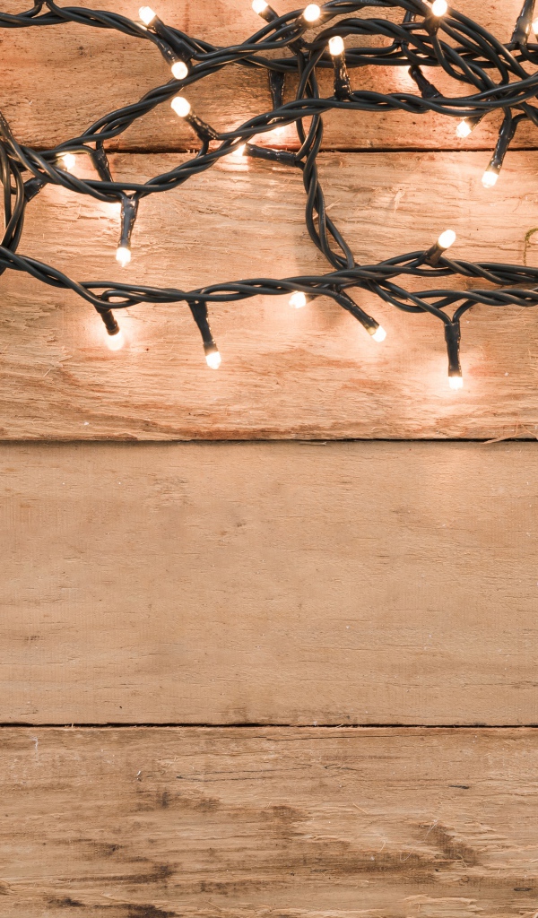 Гирлянда на деревянном фоне