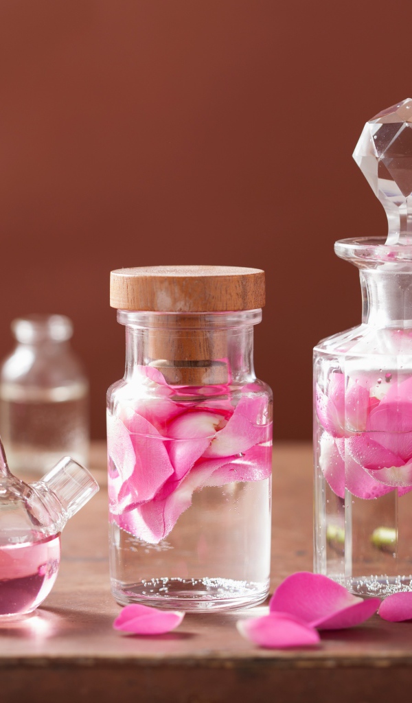 Стеклянные флаконы с ароматной водой с лепестками розы