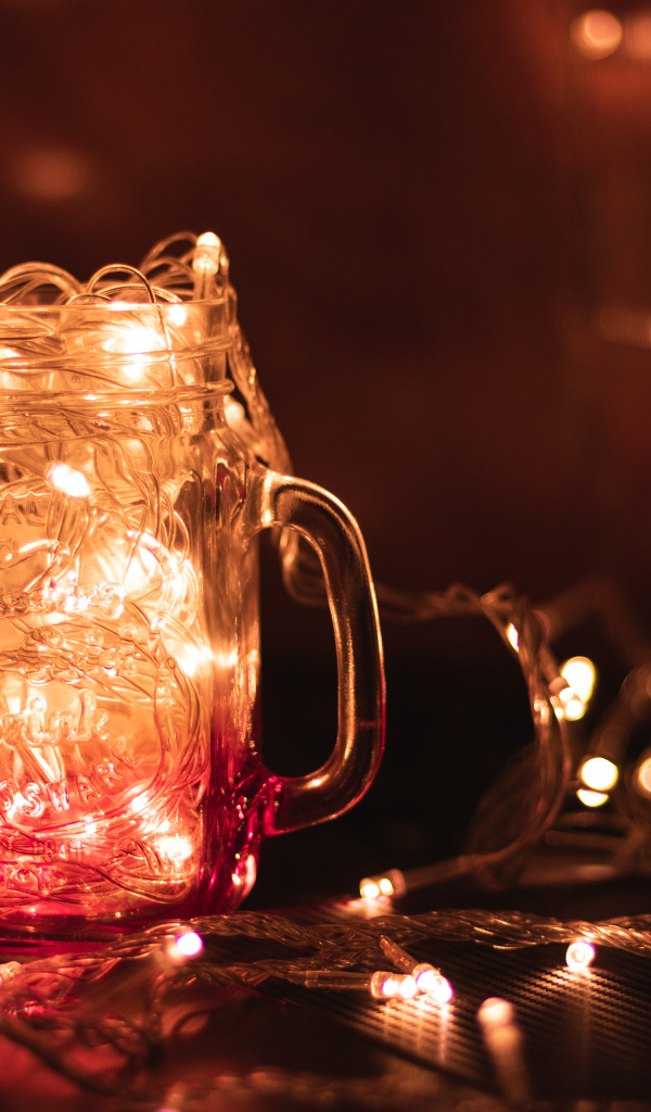 Включенная гирлянда в стеклянном кувшине