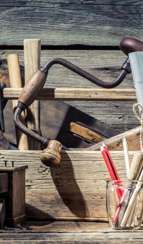 Столярные инструменты в ящике на столе