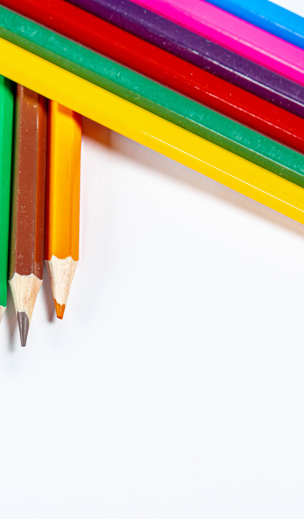 Разноцветные острые карандаши на белом фоне