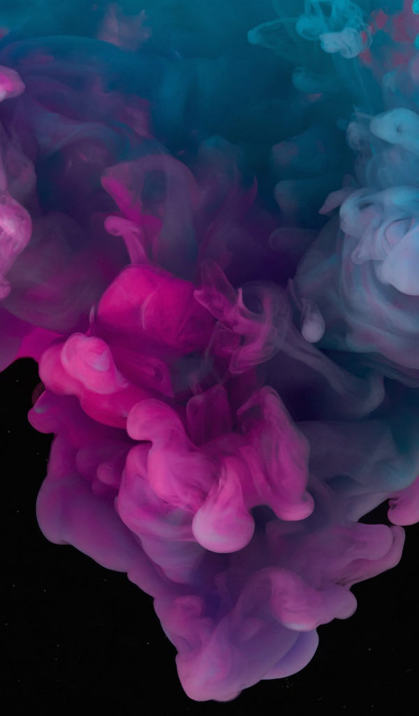 Разноцветный густой дым на черном фоне