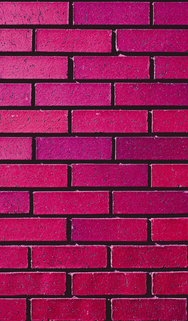 Розовая рукотворная кирпичная стена