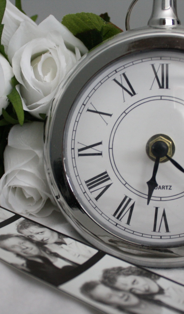 Карманные часы с розами и старыми фотографиями 