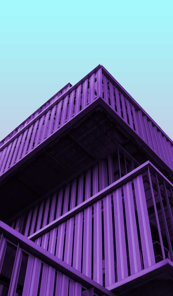 Фиолетовое архитектурное сооружение на голубом фоне